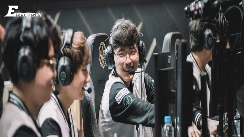 khoanh-khac-toa-sang-cua-cac-tuyen-thu-esports-co-thanh-tich-vi-dai