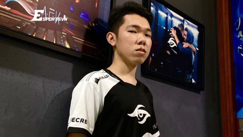 Slayder bắt đầu sự nghiệp thi đấu chuyên nghiệp trong màu áo e.Hub United năm 2016