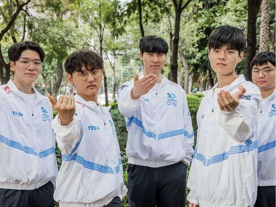 Pyosik và các tuyển thủ DRX mặc đồng phục đội