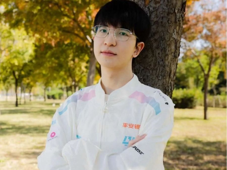 Elk tuyển thủ xạ thủ của Bilibili Gaming trong ảnh chụp ngoài trời.