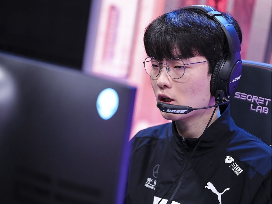 Rascal LOL đeo tai nghe thi đấu trong một trận đấu tại LCK, ánh mắt tập trung cao độ.