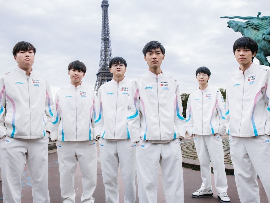 Đội tuyển Bilibili Gaming chụp ảnh tập thể với Elk, phía sau là tháp Eiffel.