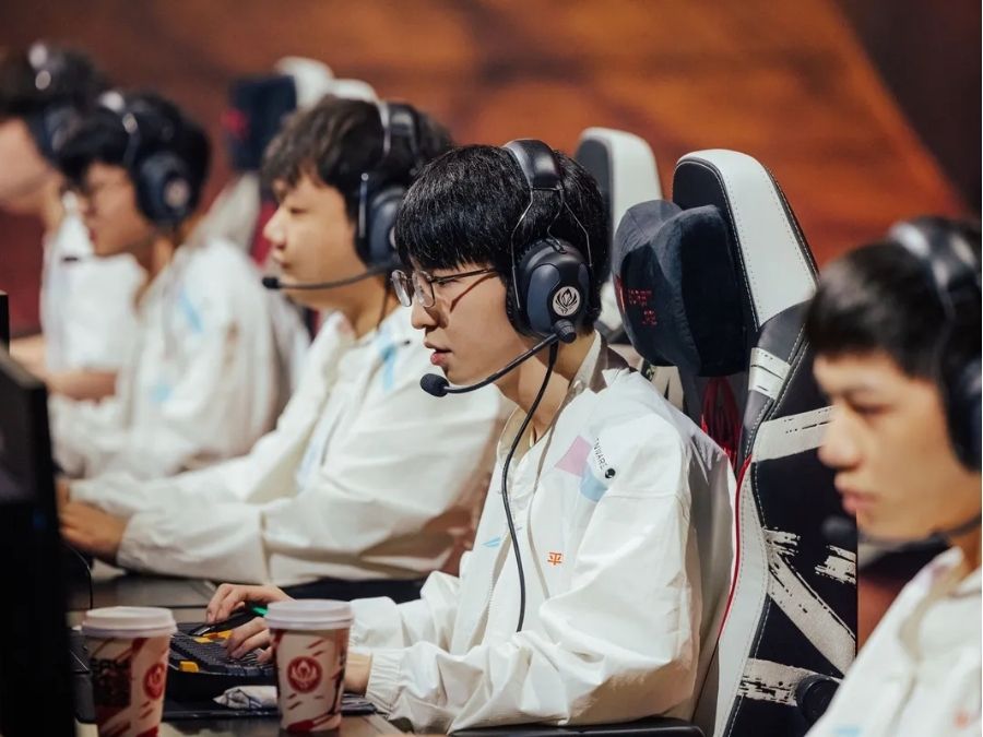 Tuyển thủ Elk tập trung thi đấu trong trận BLG tại MSI 2023 quốc tế ở London. 