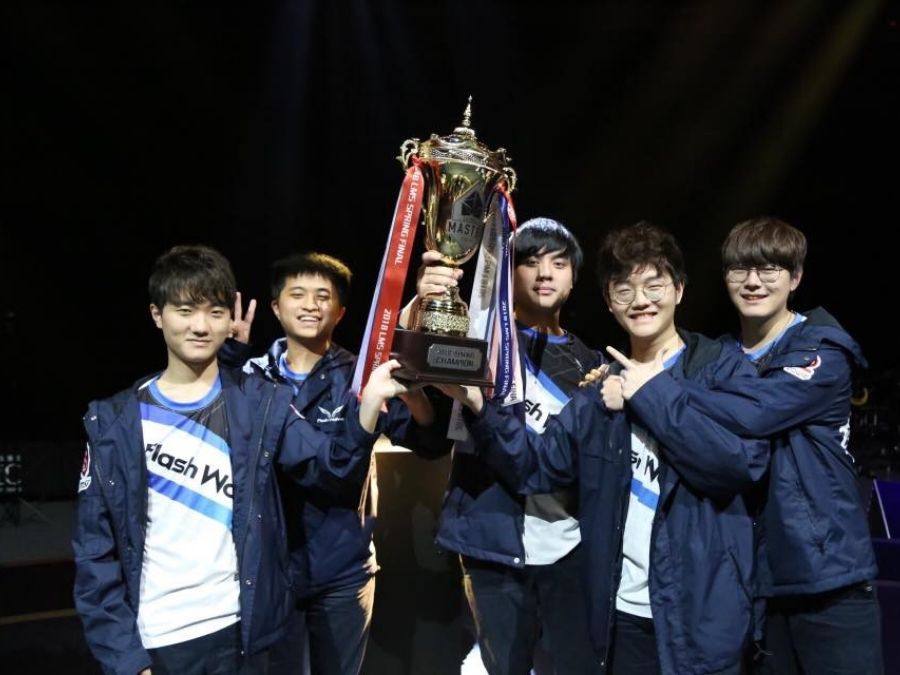 Maple cùng đồng đội trong đội tuyển Flash Wolves giành vô địch LMS