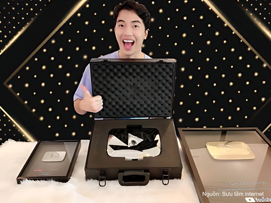 Cris Phan tự hào khoe Nút Kim Cương YouTube