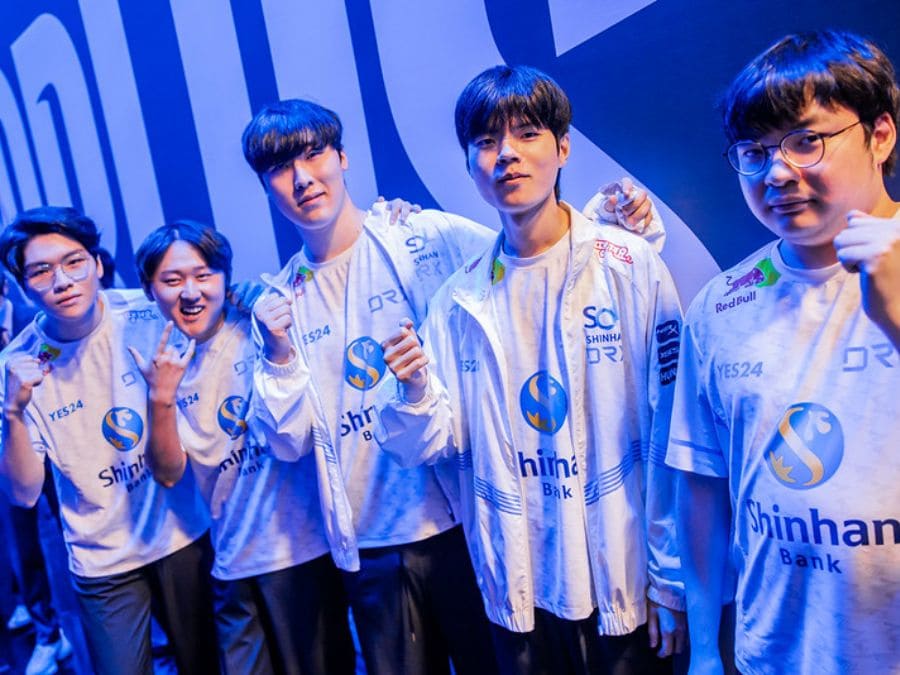 Deft thi đấu tại Chung kết thế giới 2022 trong màu áo DRX